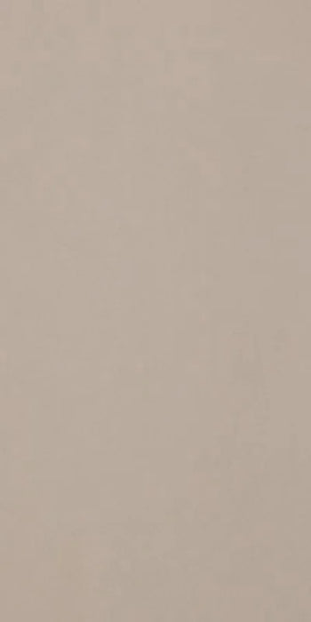 Dettaglio piastrella per pavimento in gres porcellanato effetto resina tinta unita della collezione Architecture di Casalgrande, formato 60x120 rettficato, colore Beige