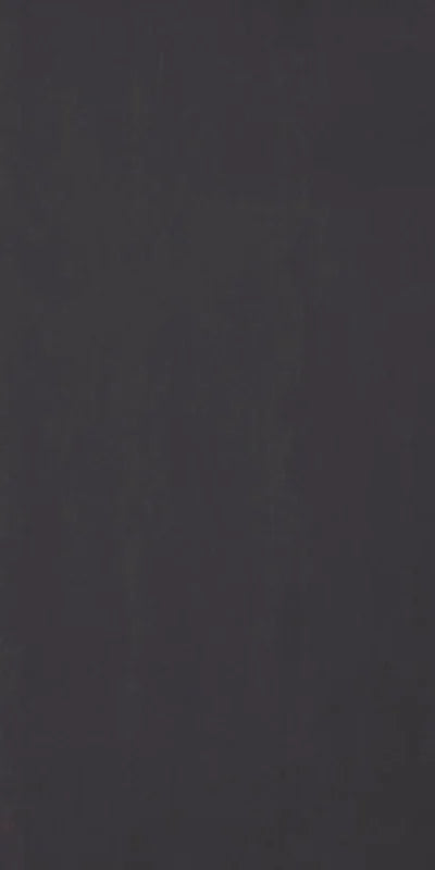 Dettaglio piastrella per pavimento in gres porcellanato effetto resina tinta unita della collezione Architecture di Casalgrande, formato 60x120 rettficato, colore Black