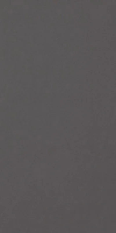 Dettaglio piastrella per pavimento in gres porcellanato effetto resina tinta unita della collezione Architecture di Casalgrande, formato 60x120 rettficato, colore Dark Grey