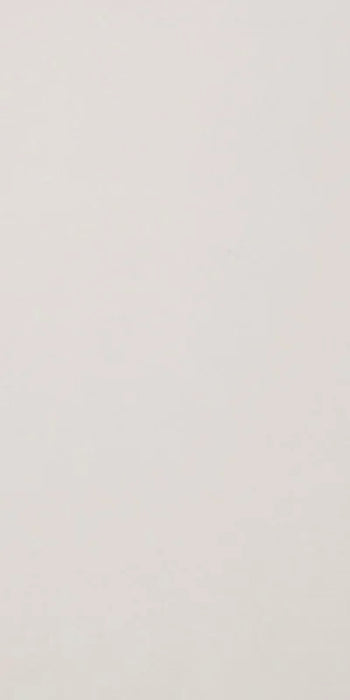 Dettaglio piastrella per pavimento in gres porcellanato effetto resina tinta unita della collezione Architecture di Casalgrande, formato 60x120 rettficato, colore Warm Grey