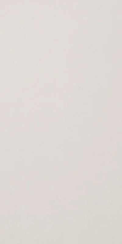 Dettaglio piastrella per pavimento in gres porcellanato effetto resina tinta unita della collezione Architecture di Casalgrande, formato 60x120 rettficato, colore Warm Grey