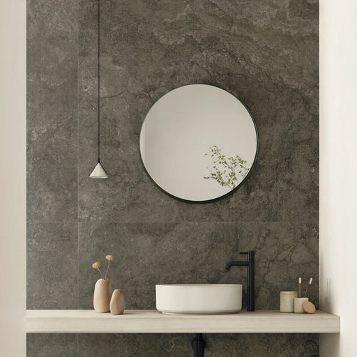 Dettaglio piastrella in gres porcellanato effetto pietra della collezione Artifact di Settecento Ceramica, colore Graphite 120x120