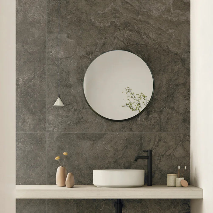 Dettaglio piastrella in gres porcellanato effetto pietra della collezione Artifact di Settecento Ceramica, colore Graphite 120x120