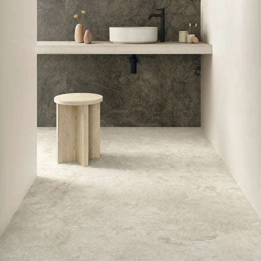 Dettaglio piastrella in gres porcellanato effetto pietra della collezione Artifact di Settecento Ceramica, colore Off White 120x120