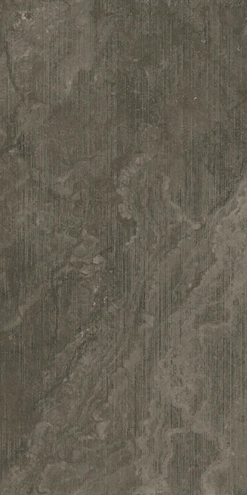 Dettaglio piastrella in gres porcellanato effetto pietra della collezione Artifact di Settecento Ceramica, colore Graphite 60x120