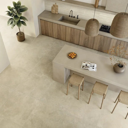 Ambientazione in cui viene rappresentata una cucina contemporanea e minimalista con piastrelle in gres porcellanato effetto pietra naturale e vissuta, collezione Attica di Settecento Ceramica, colore Beige 60x120