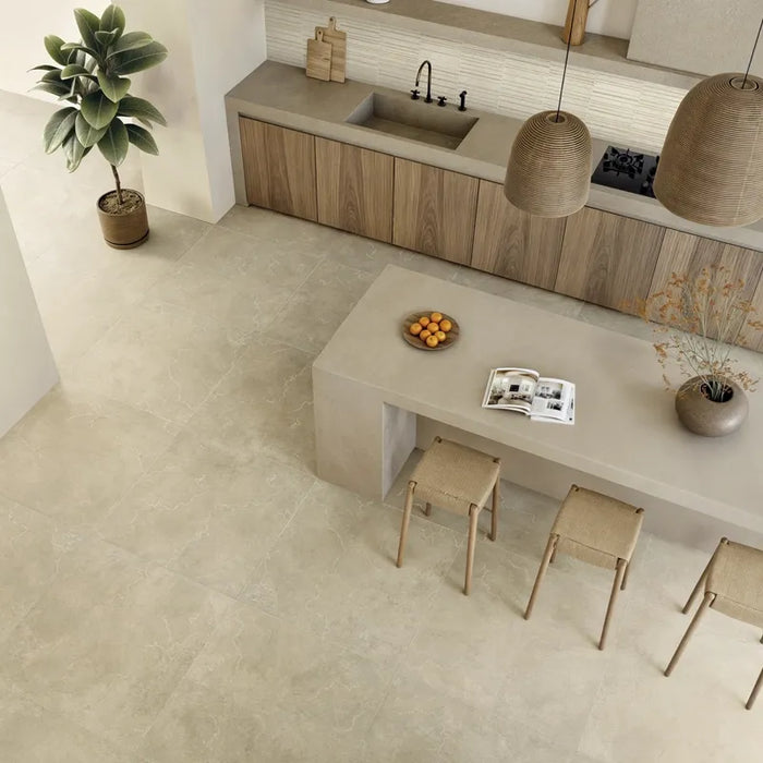 Ambientazione con piastrelle in gres porcellanato effetto pietra naturale e vissuta, collezione Attica di Settecento Ceramica, colore Beige 90x90