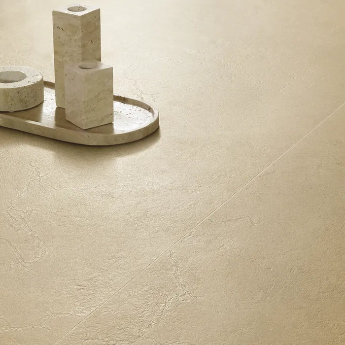 Ambientazione con piastrelle in gres porcellanato effetto pietra naturale e vissuta, collezione Attica di Settecento Ceramica, colore Sand 60x120