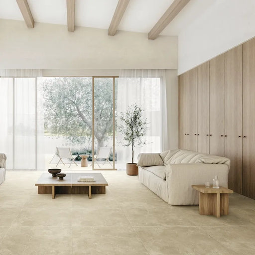 Ambientazione con un salotto contemporaneo con piastrelle in gres porcellanato effetto pietra naturale e vissuta, collezione Attica di Settecento Ceramica, colore Sand 60x120
