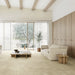 Ambientazione con un salotto contemporaneo con piastrelle in gres porcellanato effetto pietra naturale e vissuta, collezione Attica di Settecento Ceramica, colore Sand 60x120