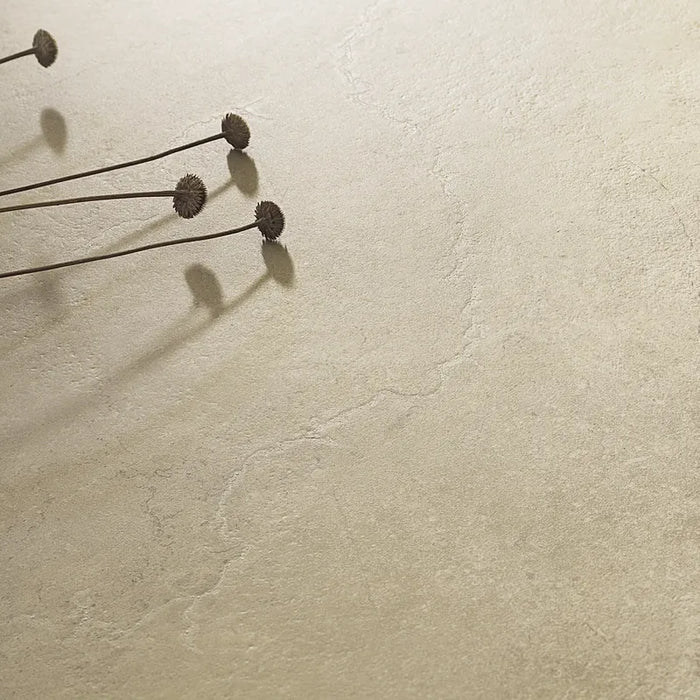 Ambientazione con piastrelle in gres porcellanato effetto pietra naturale e vissuta, collezione Attica di Settecento Ceramica, colore Sand 60x60