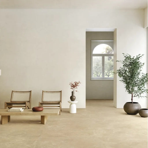 Ambientazione con piastrelle in gres porcellanato effetto pietra naturale e vissuta, collezione Attica di Settecento Ceramica, colore Sand 90x90