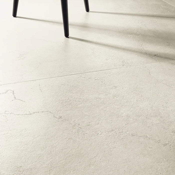 Ambientazione con piastrelle in gres porcellanato effetto pietra naturale e vissuta, collezione Attica di Settecento Ceramica, colore White 60x120