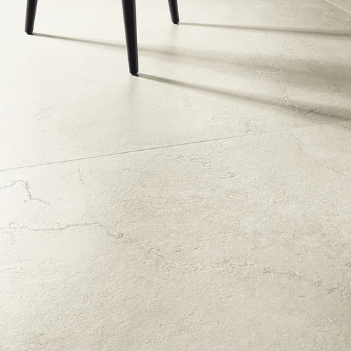 Ambientazione con piastrelle in gres porcellanato effetto pietra naturale e vissuta, collezione Attica di Settecento Ceramica, colore White 90x90