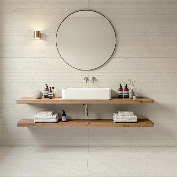 Bagno moderno con rivestimento ArkiStone Talco di Idea Ceramica in gres porcellanato effetto pietra rigata 60x120 cm 