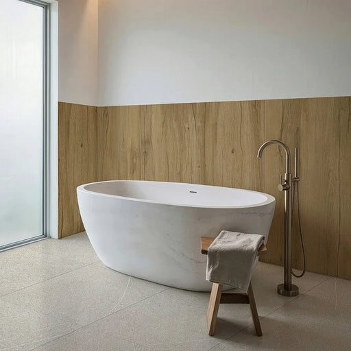 Bagno minimal con vasca in marmo e rivestimento Barrique Heavy di Idea Ceramica in gres porcellanato effetto legno rustico 60x120 cm per pavimenti e rivestimenti senza tempo