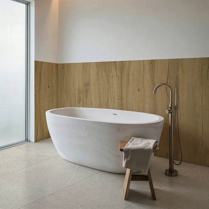 Bagno minimal con vasca in marmo e rivestimento Barrique Heavy di Idea Ceramica in gres porcellanato effetto legno rustico 60x120 cm per pavimenti e rivestimenti senza tempo
