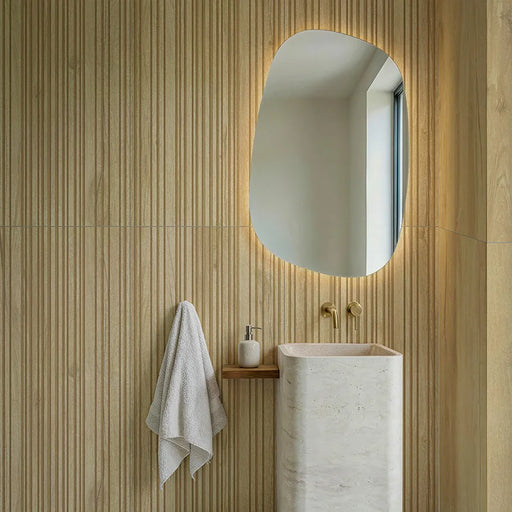 Bagno moderno con rivestimento Barrique Dec Medium di Idea Ceramica in gres porcellanato effetto legno rigato a rilievo 60x120 cm per rivestimenti moderni, naturali e senza tempo