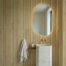 Bagno moderno con rivestimento Barrique Dec Medium di Idea Ceramica in gres porcellanato effetto legno rigato a rilievo 60x120 cm per rivestimenti moderni, naturali e senza tempo
