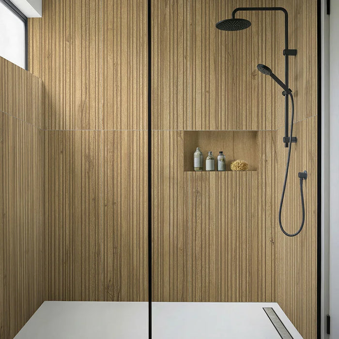 Doccia moderna con rivestimento Barrique Dec Heavy di Idea Ceramica in gres porcellanato effetto legno rigato a rilievo 60x120 cm per rivestimenti moderni, naturali e senza tempo