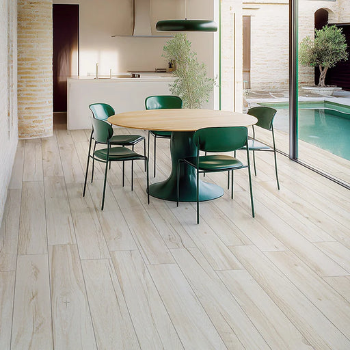 Casa rustica moderna con pavimento Barrique Light di Idea Ceramica in gres porcellanato effetto legno rustico 20x120 cm