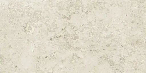 Ambientazione con piastrelle in gres porcellanato effetto pietra naturale e vissuta, collezione Azteca di Settecento Ceramica, colore Pure 60x120