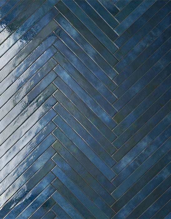 Dettaglio posato piastrella per pavimento e rivestimento in gres porcellanato effetto mattoncino lucido 4.8x45 cm della collezione Colors Brick, colore Blue di Ceramica Rondine