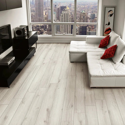 Salotto Newyorkese moderno con pavimento in gres porcellanato effetto legno anticato in della collezione Bricola di Ceramica Rondine, formato 20x120 cm, colore Bianco
