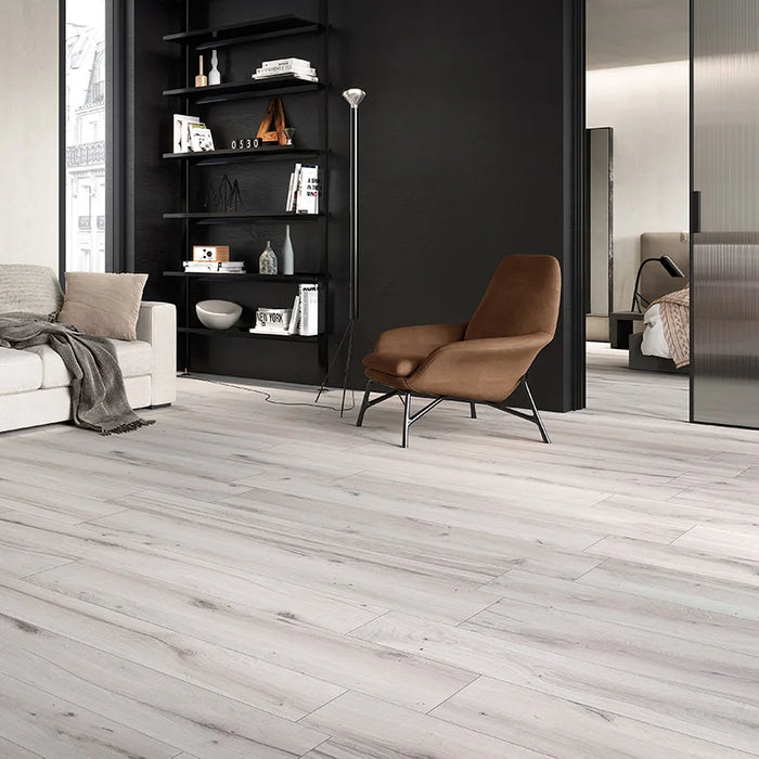 Casa moderna con pavimento in gres porcellanato effetto legno anticato in della collezione Bricola di Ceramica Rondine, formato 30x120 cm, colore Bianco