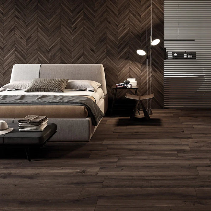 Camera da letto moderna total wood con pavimento in gres porcellanato effetto legno anticato in della collezione Bricola di Ceramica Rondine, formato 30x120 cm, colore Ebano