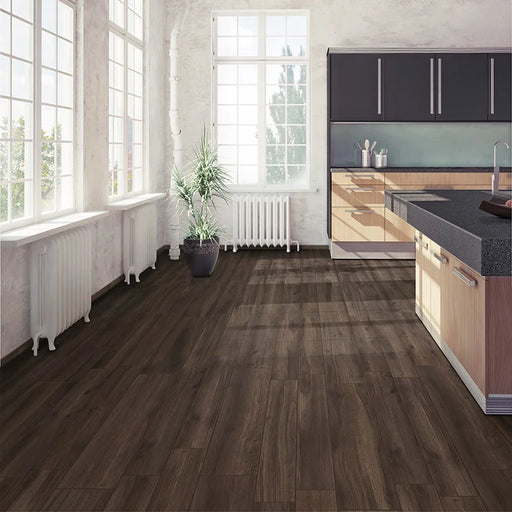 Cucina moderna con pavimento  in gres porcellanato effetto legno anticato in della collezione Bricola di Ceramica Rondine, formato 20x120 cm, colore Ebano