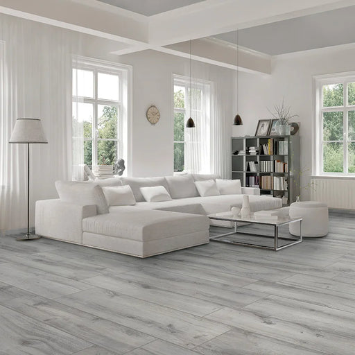 Sala moderna bianca con pavimento in gres porcellanato effetto legno anticato in della collezione Bricola di Ceramica Rondine, formato 30x120 cm, colore Fumo