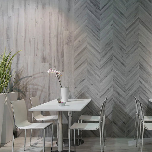 Ristorante moderno con rivestimento in gres porcellanato effetto legno anticato in della collezione Bricola di Ceramica Rondine, formato 20x120 cm, colore Fumo