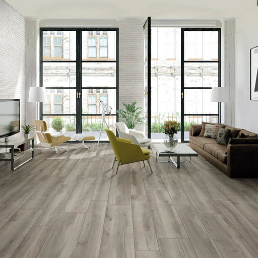 Appartamento moderno con pavimento in gres porcellanato effetto legno anticato in della collezione Bricola di Ceramica Rondine, formato 20x120 cm, colore Greige