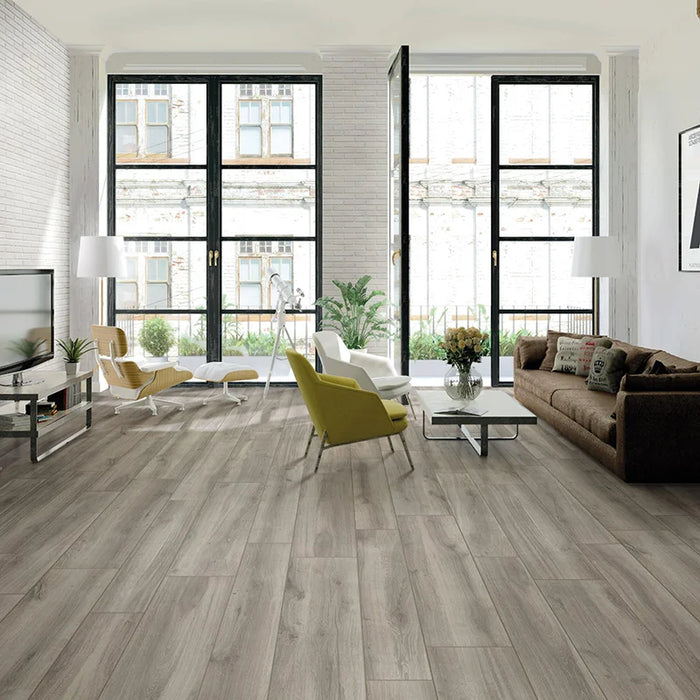 Appartamento moderno con pavimento in gres porcellanato effetto legno anticato in della collezione Bricola di Ceramica Rondine, formato 20x120 cm, colore Greige