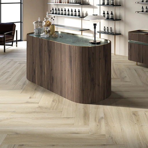 Bar moderno con pavimento in gres porcellanato effetto legno anticato in della collezione Bricola di Ceramica Rondine, formato 20x120 cm, colore Miele