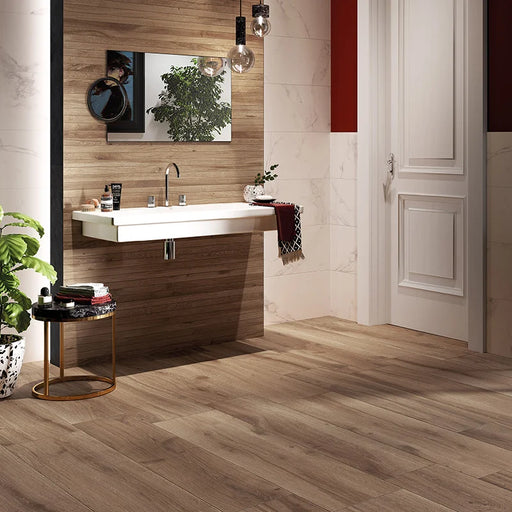 Bagno moderno in legno con pavimento in gres porcellanato effetto legno anticato in della collezione Bricola di Ceramica Rondine, formato 30x120 cm, colore Noce