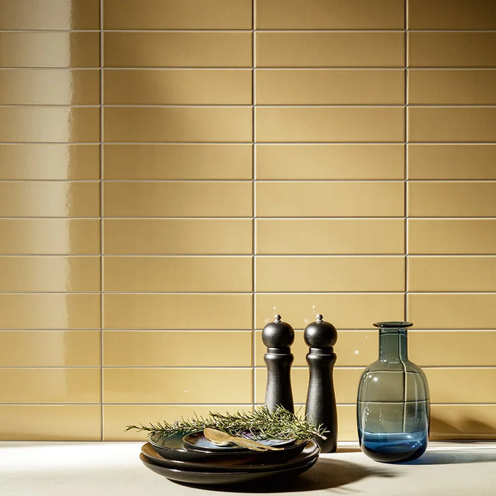 Cucina con rivestimento ceramico pasta bianca Back To Basic Senape 6x25 Eccentrico, effetto mattoncino tinta unita lucido