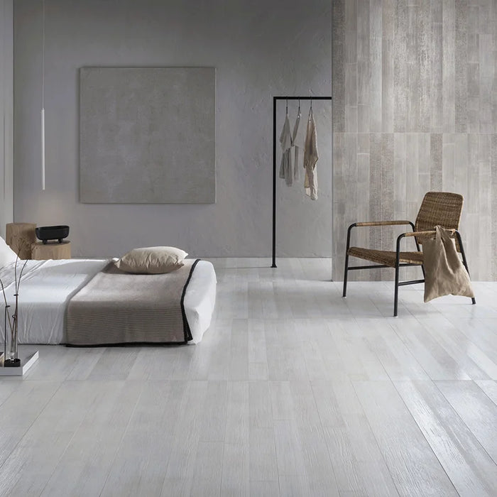 Dettaglio piastrella per pavimento e rivestimento in gres porcellanato effetto legno 20x120 cm della collezione Bamboo, colore White di Ceramica Settecento