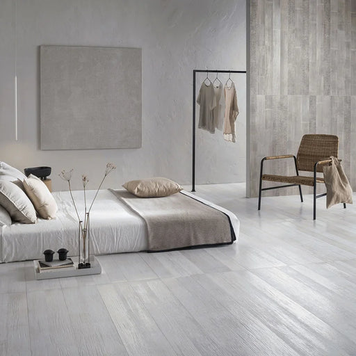 Dettaglio piastrella per pavimento e rivestimento in gres porcellanato effetto legno 20x120 cm della collezione Bamboo, colore White di Ceramica Settecento