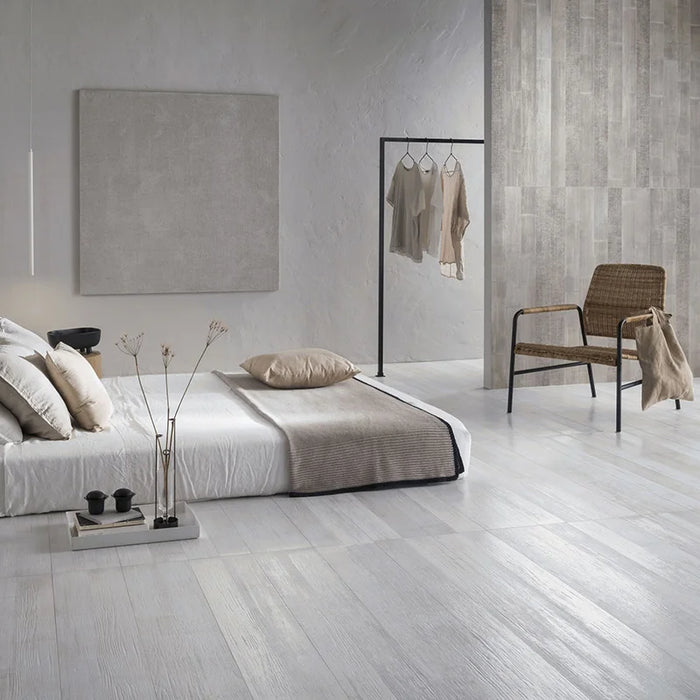 Dettaglio piastrella per pavimento e rivestimento in gres porcellanato effetto legno 20x120 cm della collezione Bamboo, colore White di Ceramica Settecento