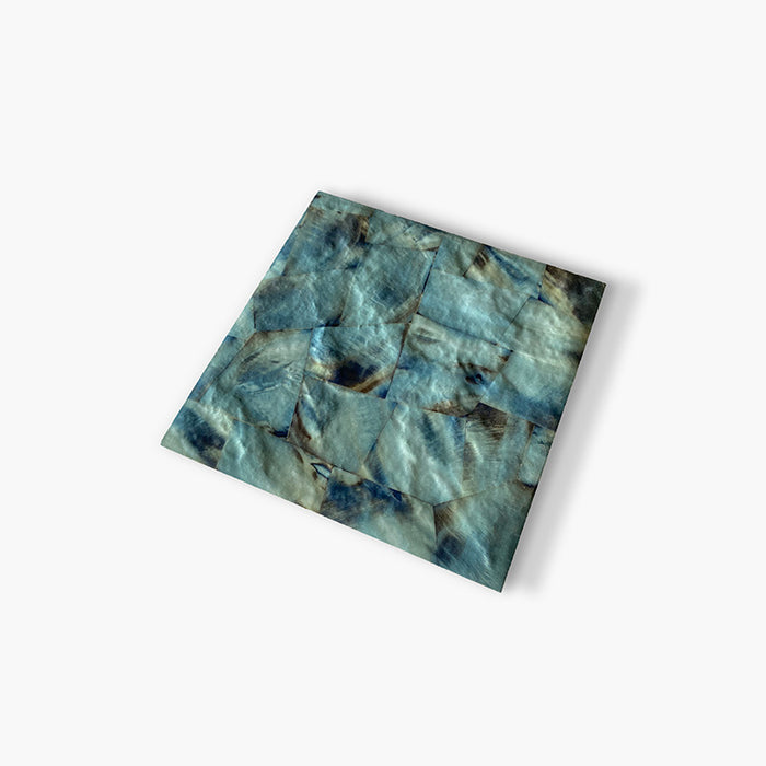 Dettaglio piastrella per pavimento e rivestimento in gres porcellanato effetto fondale marino. Collezione Swimming Sea di Ceramica Valsecchia, formato 15x15, Bay Water