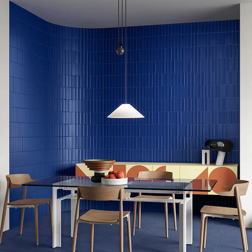 Piastrella ceramica pasta bianca Beat Swing Ultramarine 5x20 Eccentrico, effetto mattoncino a rilievo opaco.