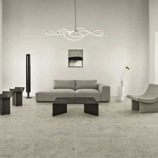 Ambientazione che raffigura un soggiorno contemporaneo e minimalista con piastrelle in gres porcellanato effetto pietra naturale e vissuta, collezione Blendstone di Settecento Ceramica, colore Grey 30x60