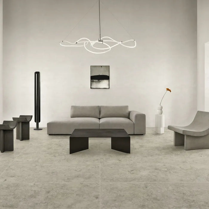 Ambientazione di un soggiorno moderno con piastrelle in gres porcellanato effetto pietra naturale e vissuta, collezione Blendstone di Settecento Ceramica, colore White 60x120