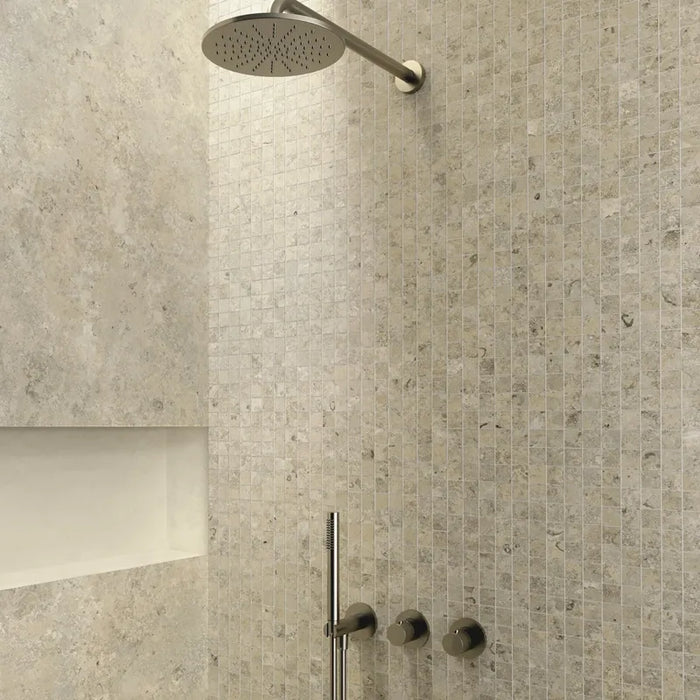 Ambientazione di un bagno contemporaneo con piastrelle in gres porcellanato effetto pietra naturale e vissuta, collezione Blendstone di Settecento Ceramica, colore Beige 30x60