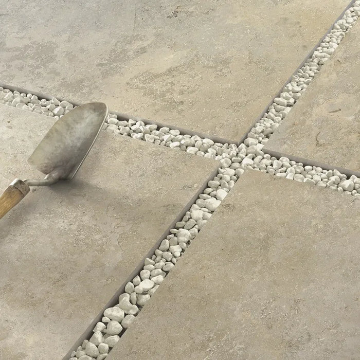 Ambientazione con piastrelle in gres porcellanato effetto pietra naturale e vissuta, collezione Blendstone di Settecento Ceramica, colore White 30x60