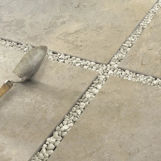 Ambientazione con piastrelle in gres porcellanato effetto pietra naturale e vissuta, collezione Blendstone di Settecento Ceramica, colore Beige 60x120