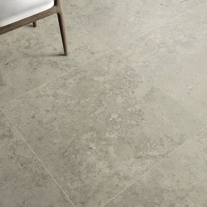 Ambientazione con piastrelle in gres porcellanato effetto pietra naturale e vissuta, collezione Blendstone di Settecento Ceramica, colore Grey 30x60