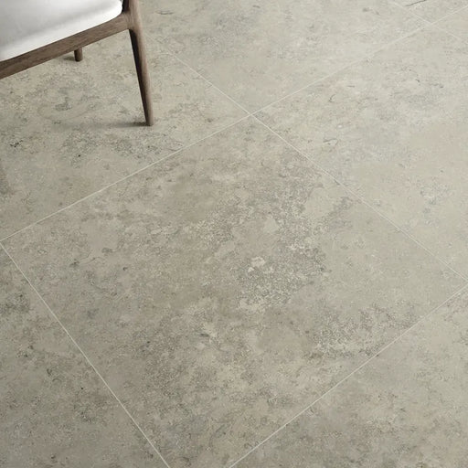 Ambientazione con piastrelle in gres porcellanato effetto pietra naturale e vissuta, collezione Blendstone di Settecento Ceramica, colore Grey 60x60